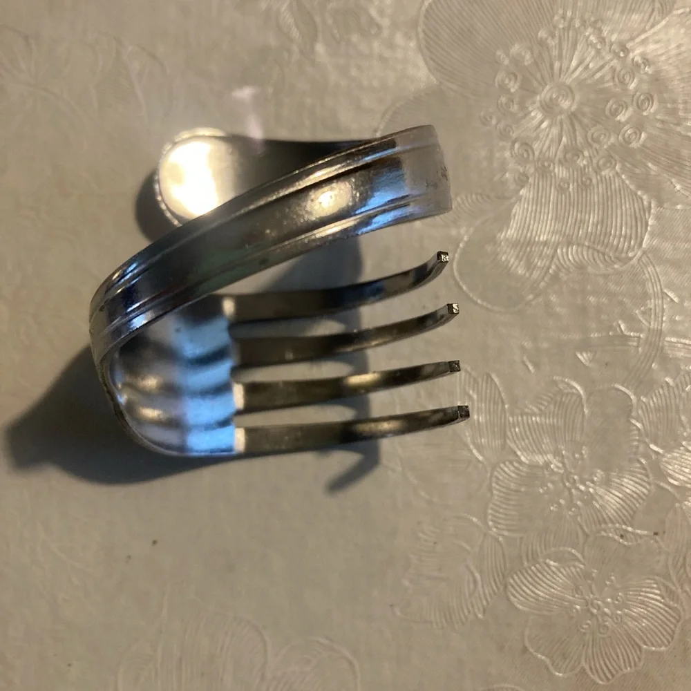 5 Crate&Barrel shimmery napkins w/6 funky bent fork napkin rings